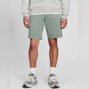 GAP essential pale green color khaki 10” short men size 29